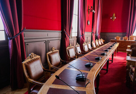 Illustration article : La salle du conseil municipal retrouve sa solennité